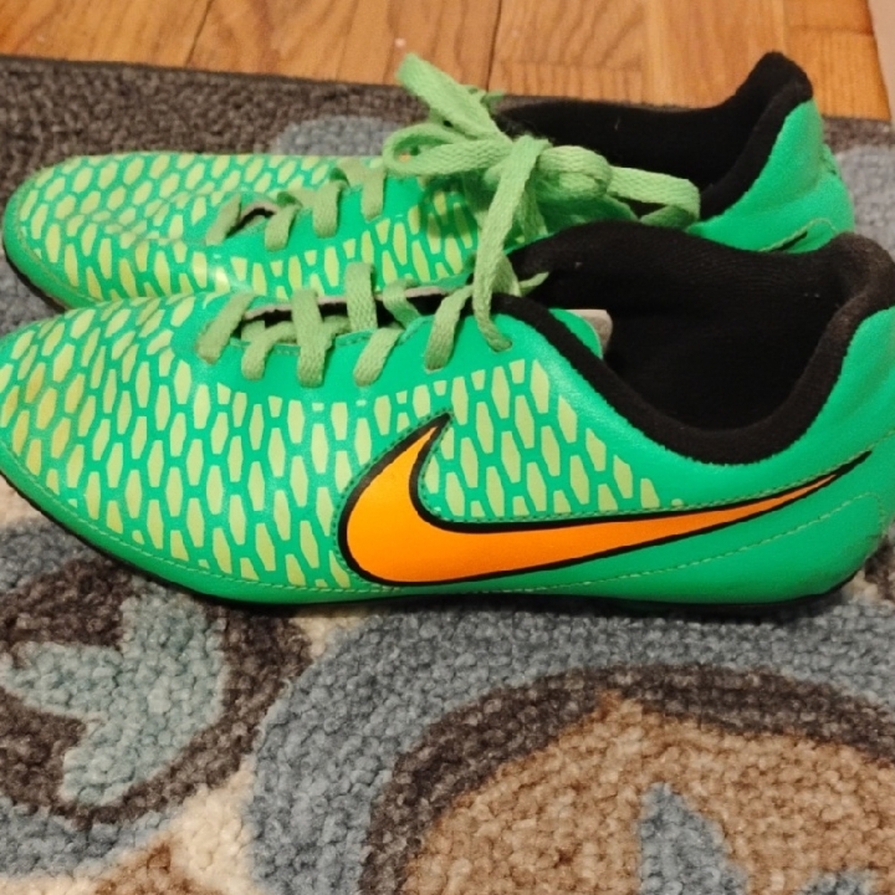Nike Kids Vibrant Green Cleats W Orange Nike Swoosh. Sz 4.5